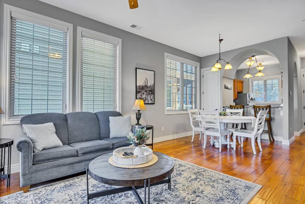 Walk In Two Bed Lakeview At Indian Point Apartment Branson