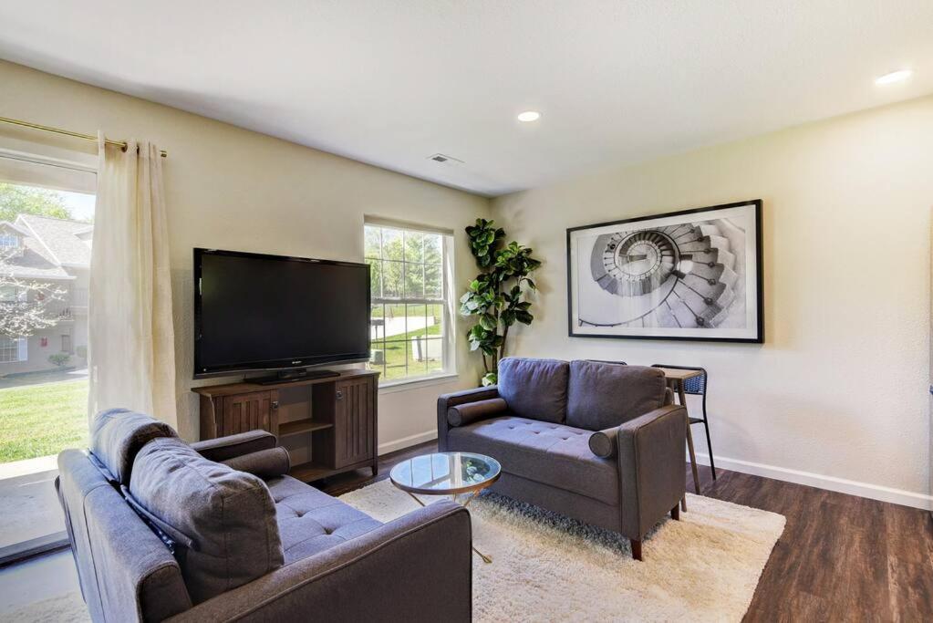 Sparkling Designer 3 Bed By Taneycomo *