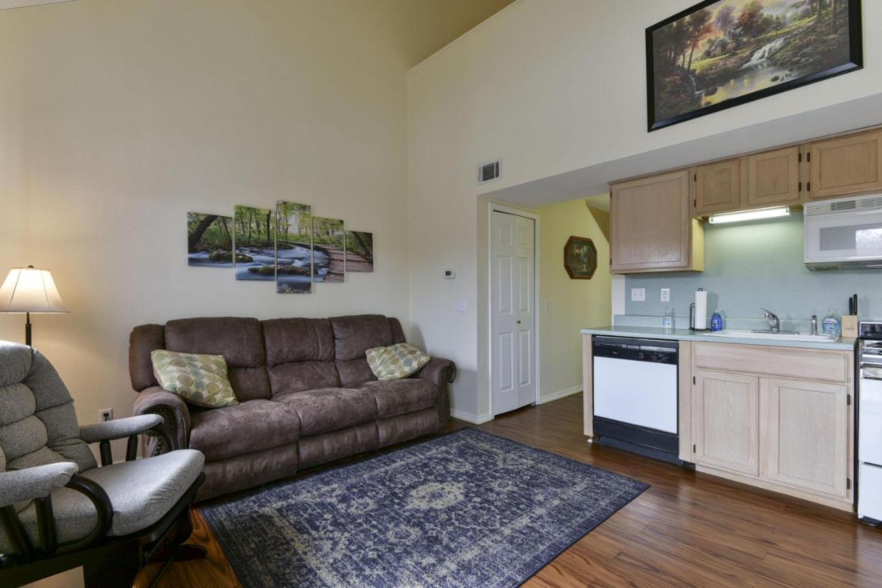 Apartment Waterway - Balcony View Of Taneycomo -- Blocks To Marina And Boat Rentals!! *