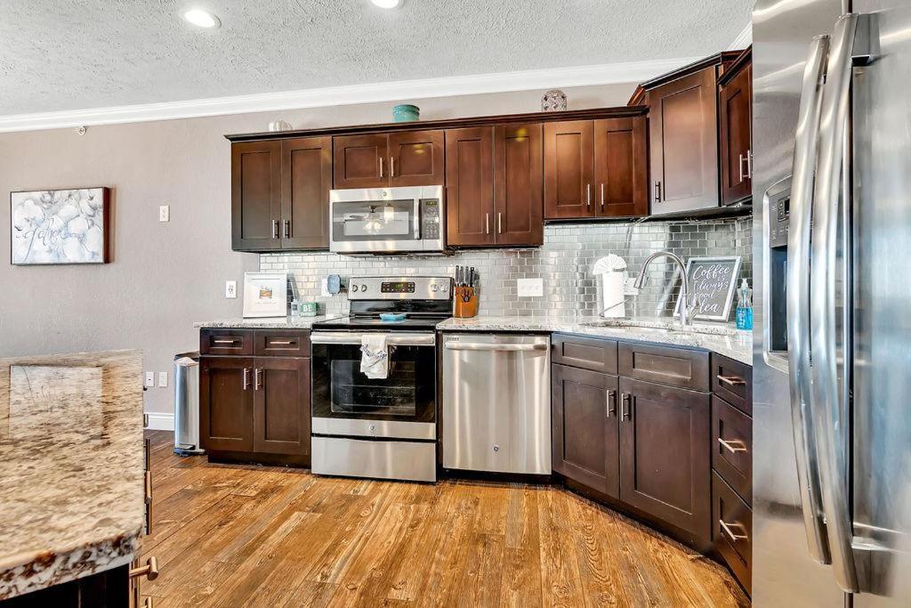 Hawthorne -- 1423 * Branson