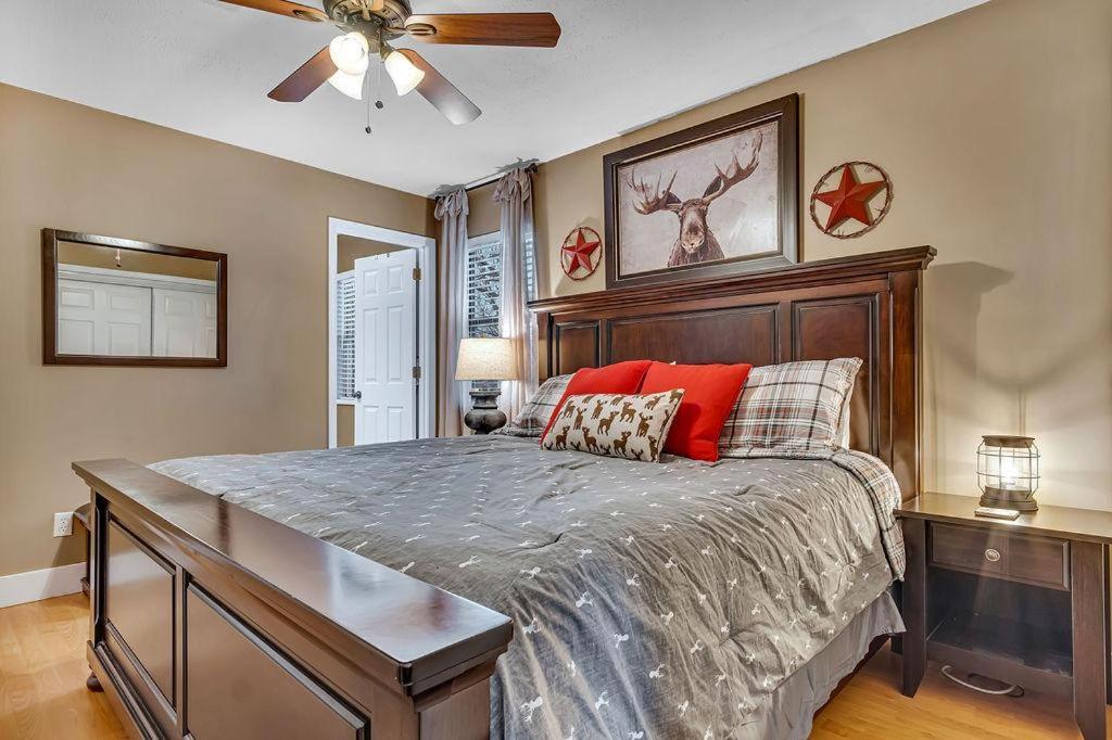 Black Walnut With Loft-- 409 Holiday home Branson