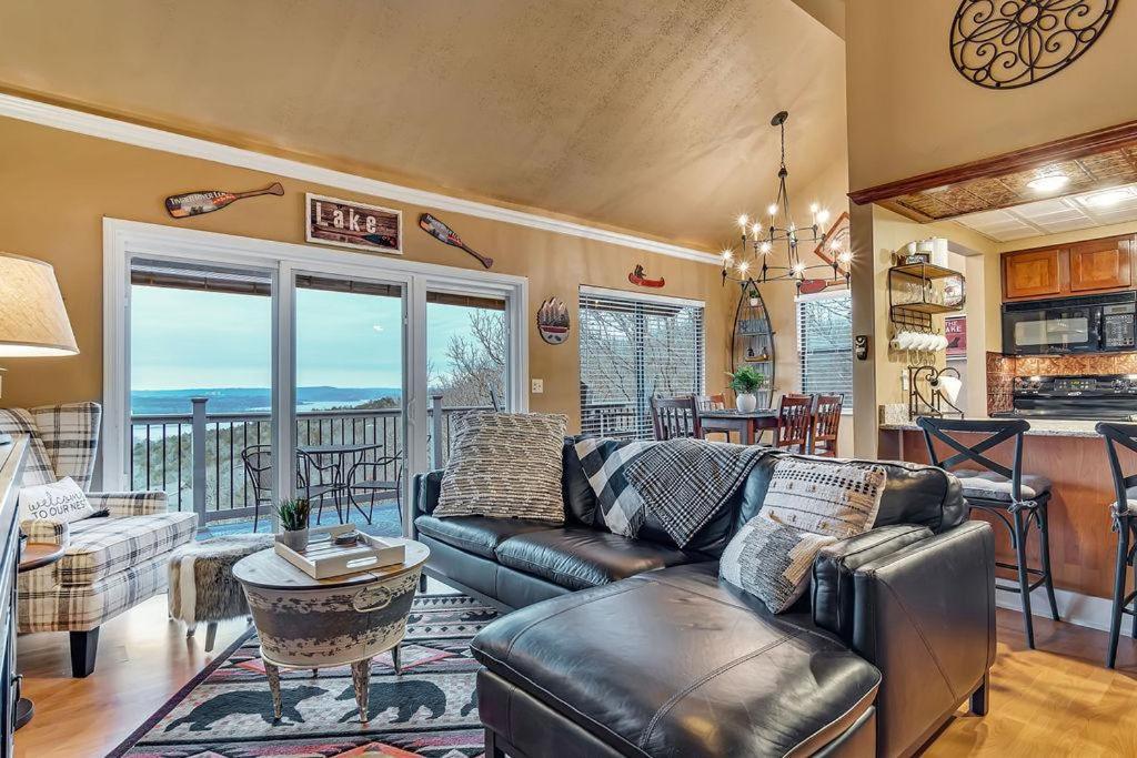 Black Walnut With Loft-- 409 Holiday home *