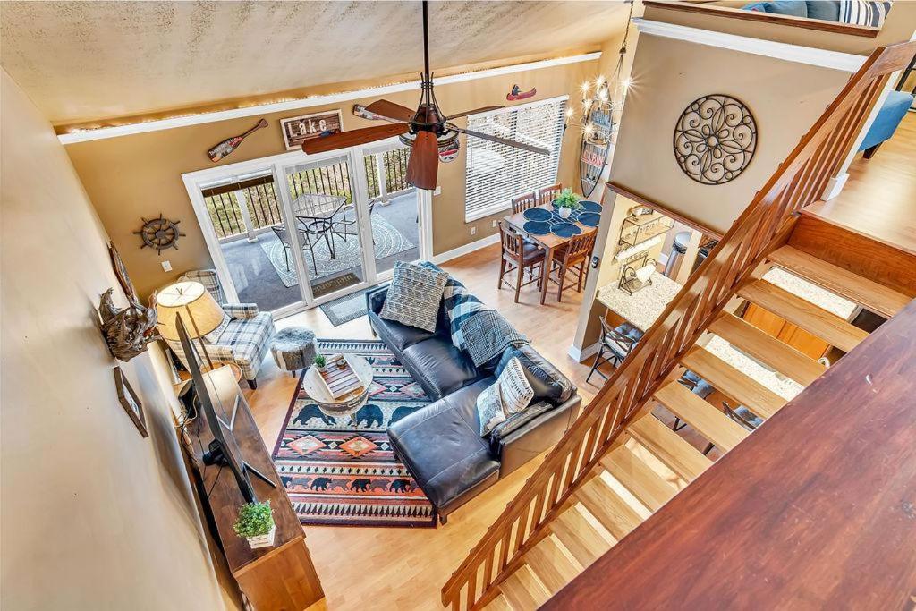 Black Walnut With Loft-- 409 Holiday home Branson