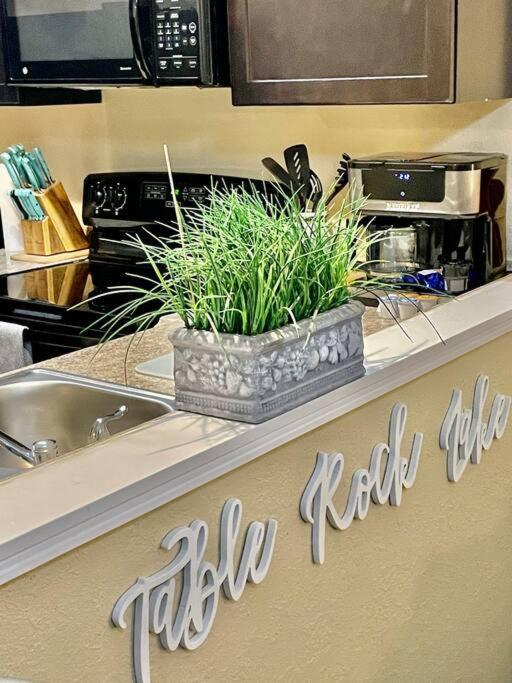 The Divine 409 1 Bdrm With Kitchen Apartment *