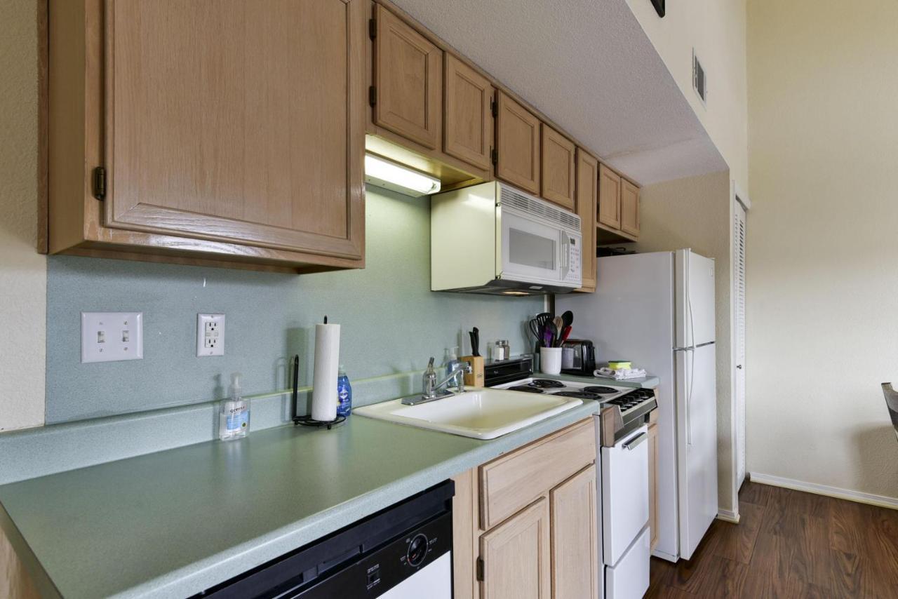 Waterway - Balcony View Of Taneycomo -- Blocks To Marina And Boat Rentals!! Apartment *