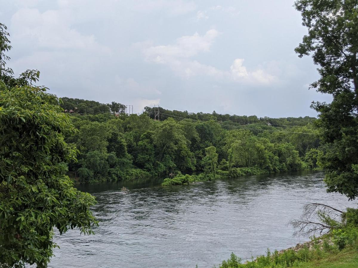 Waterway - Balcony View Of Taneycomo -- Blocks To Marina And Boat Rentals!!