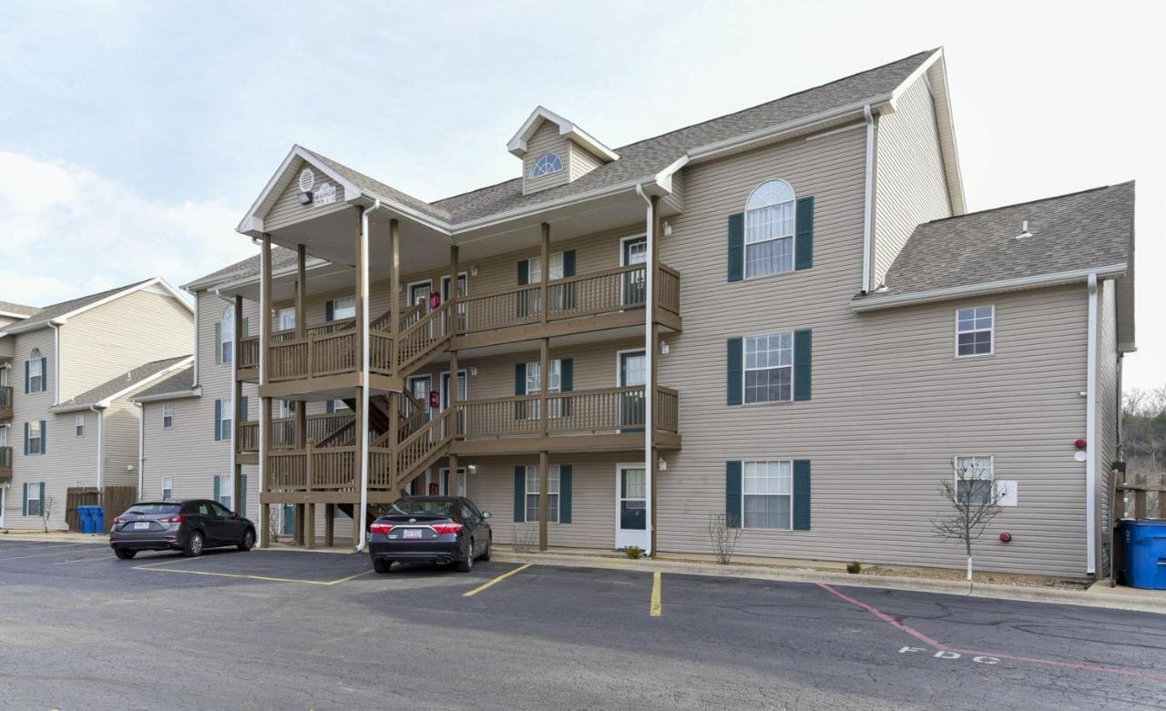 Waterway - Balcony View Of Taneycomo -- Blocks To Marina And Boat Rentals!! Apartment *
