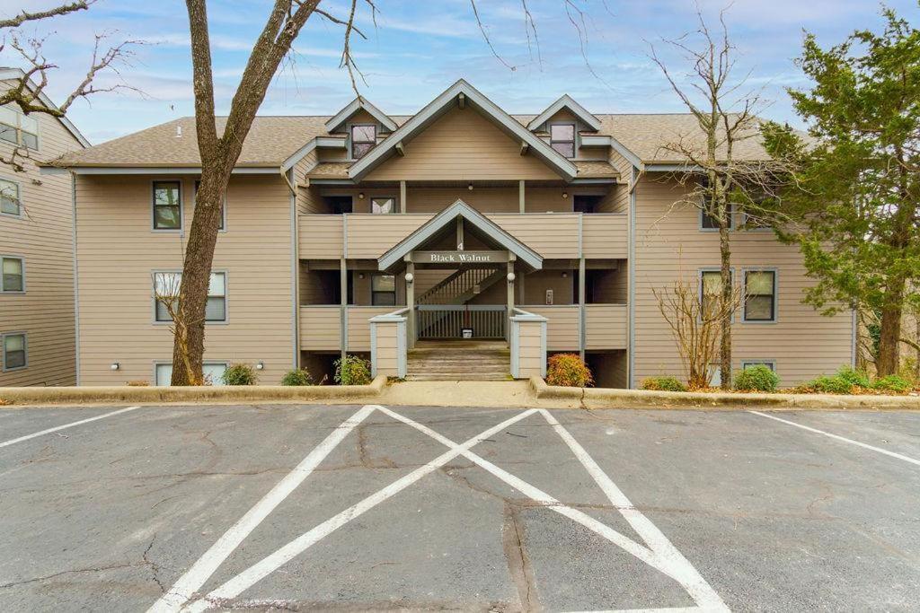 Black Walnut With Loft-- 409 Holiday home *