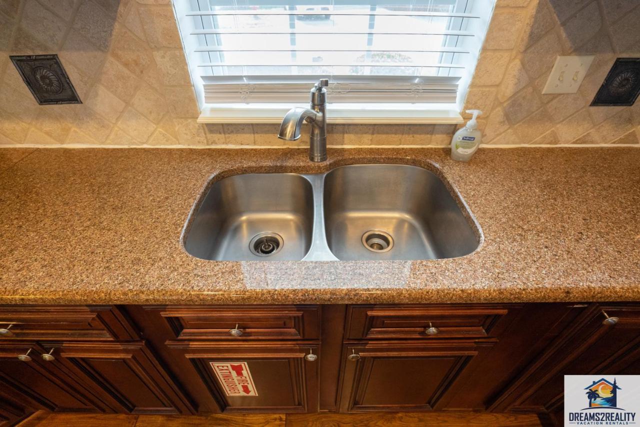 Holiday home 4bd Walk-in - Large Deck - Golf Course - Pool - Free Attraction Tickets Included - V120 *