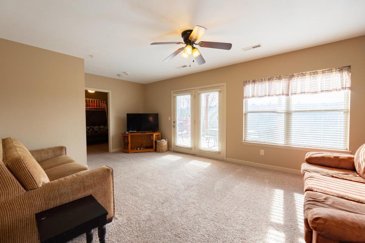 Apartment 4br Walk-in - Pool Table - Hot Tub - Fire Pit - Free Tickets Included - Dv164