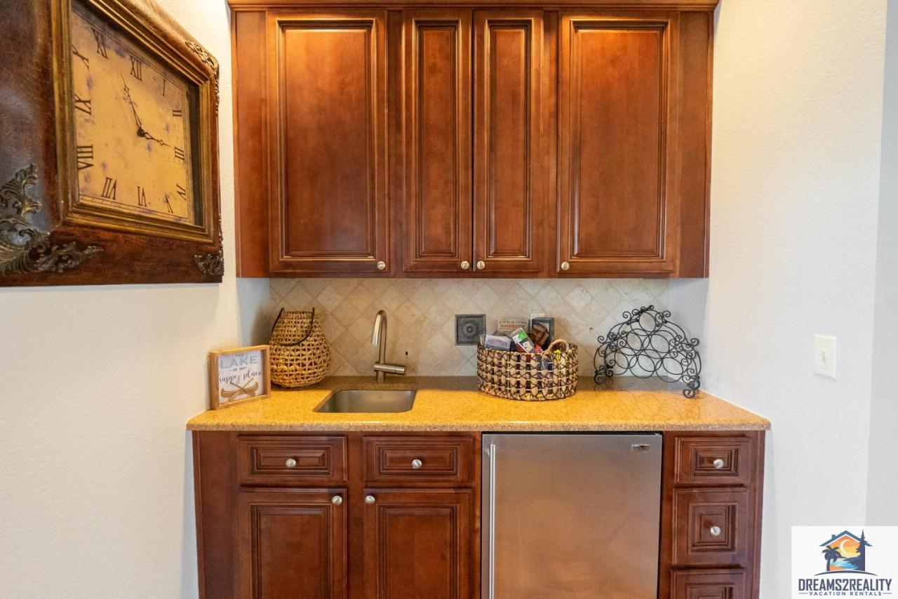 4bd Walk-in - Large Deck - Golf Course - Pool - Free Attraction Tickets Included - V120 Holiday home *