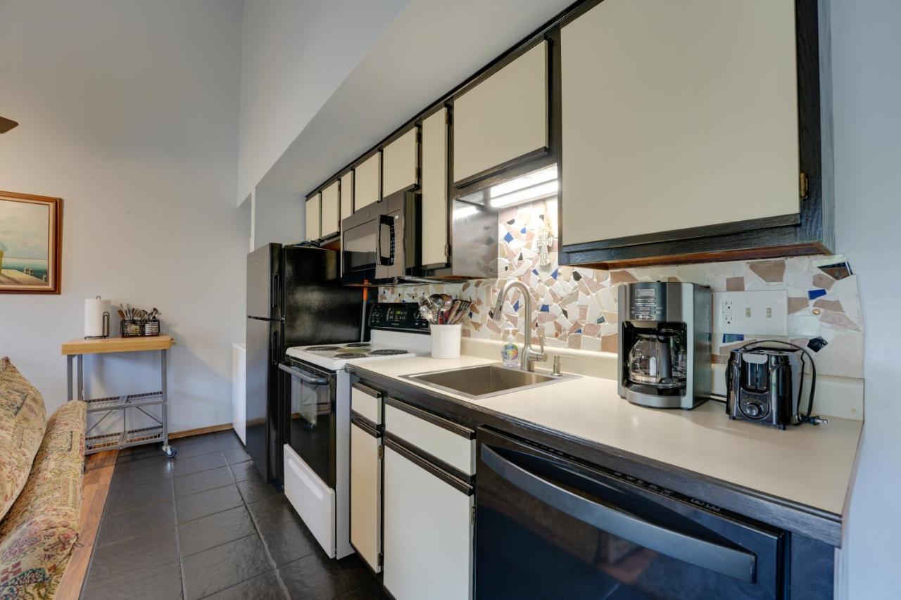 Apartment With Balcony And Grill 3 Mi To Moonshine Beach!