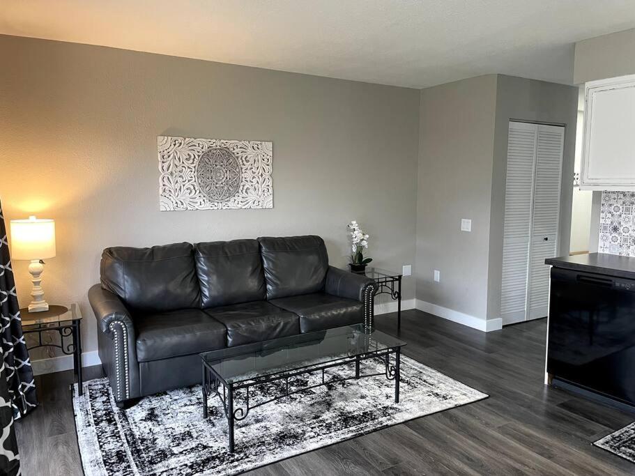 New Remodeled Luxury By The Lake, No Stairs! Holiday home