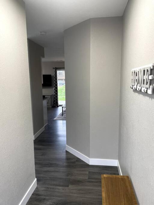 New Remodeled Luxury By The Lake, No Stairs! Holiday home *