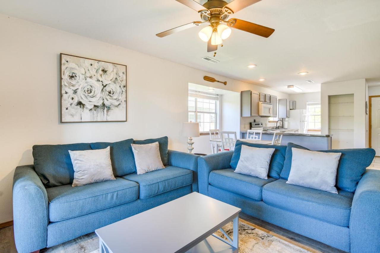 Apartment Escape With Pool Access, Grill And Balcony!