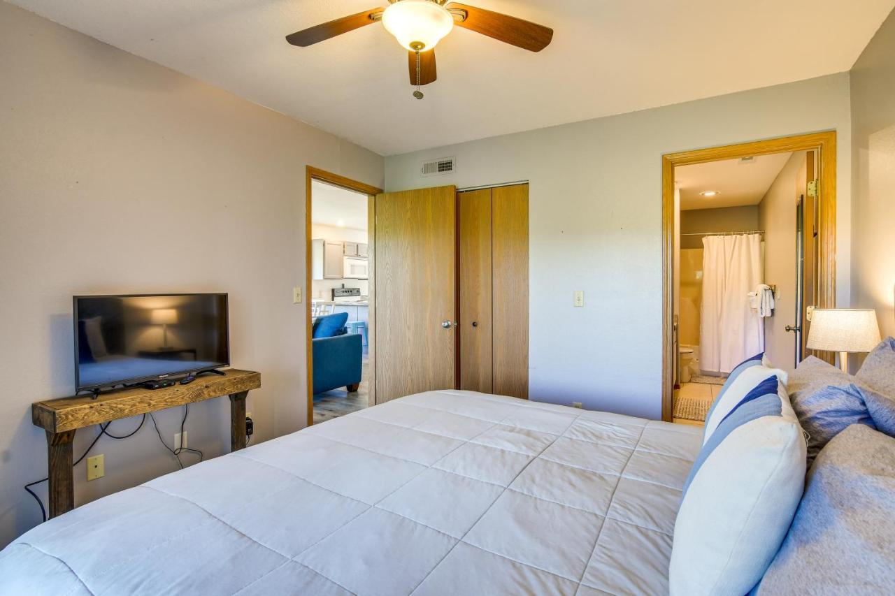 Apartment Escape With Pool Access, Grill And Balcony! *
