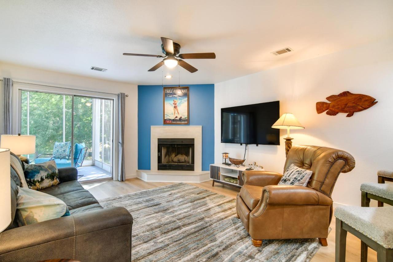 With Screened Patio, Pool Access Apartment Branson