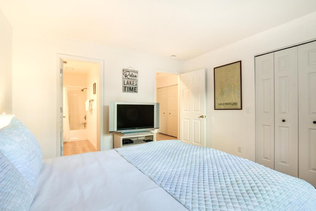 Apartment With Screened Patio, Pool Access