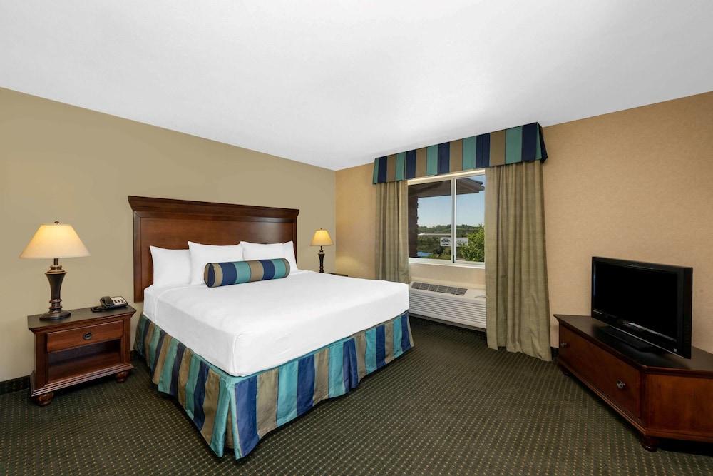 Hotel Suburban On The Strip 2*