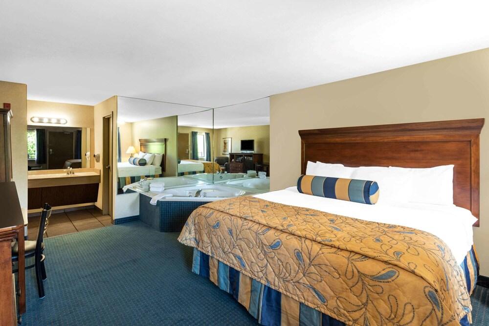 Suburban On The Strip Hotel