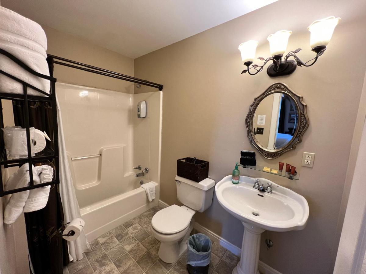 Hotel Historic - Heritage With Queen Bed - Downtown - Free Tickets Included Branson