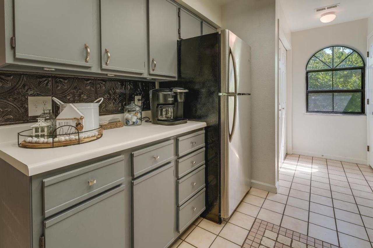 Inviting With Community Pool And Hot Tub Apartment *