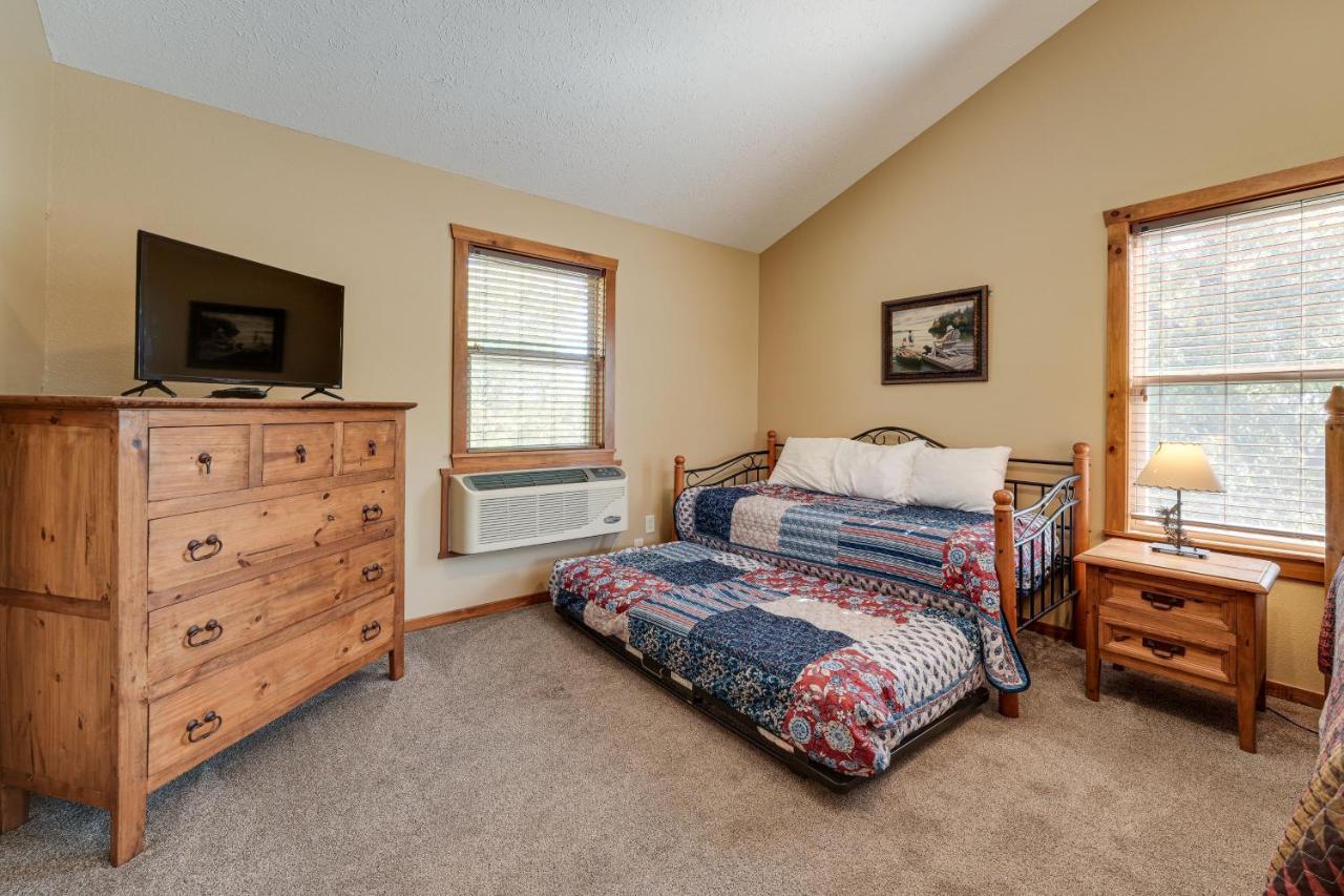 Holiday home Getaway With Indoor And Outdoor Pool Access!