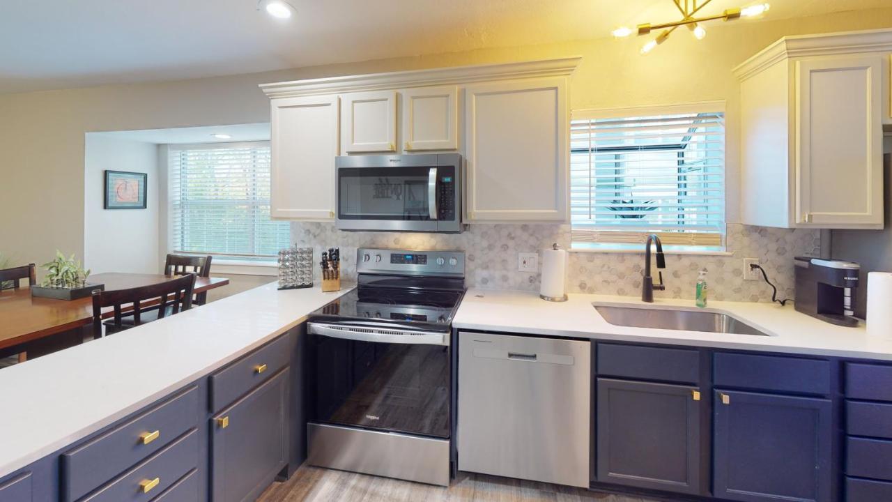 Beautiful Condo, Steps From Table Rock & Sdc