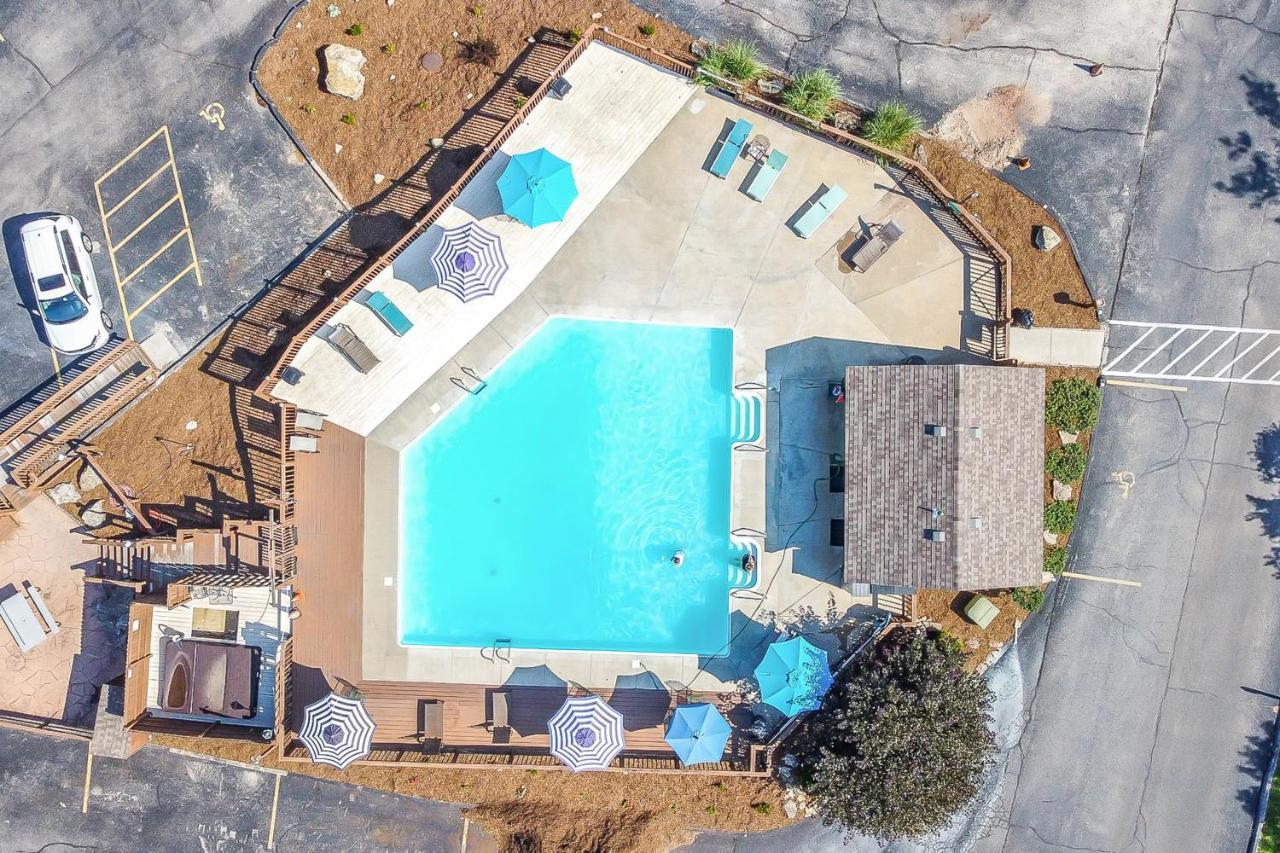 Woodpecker's Tree Apartment Branson