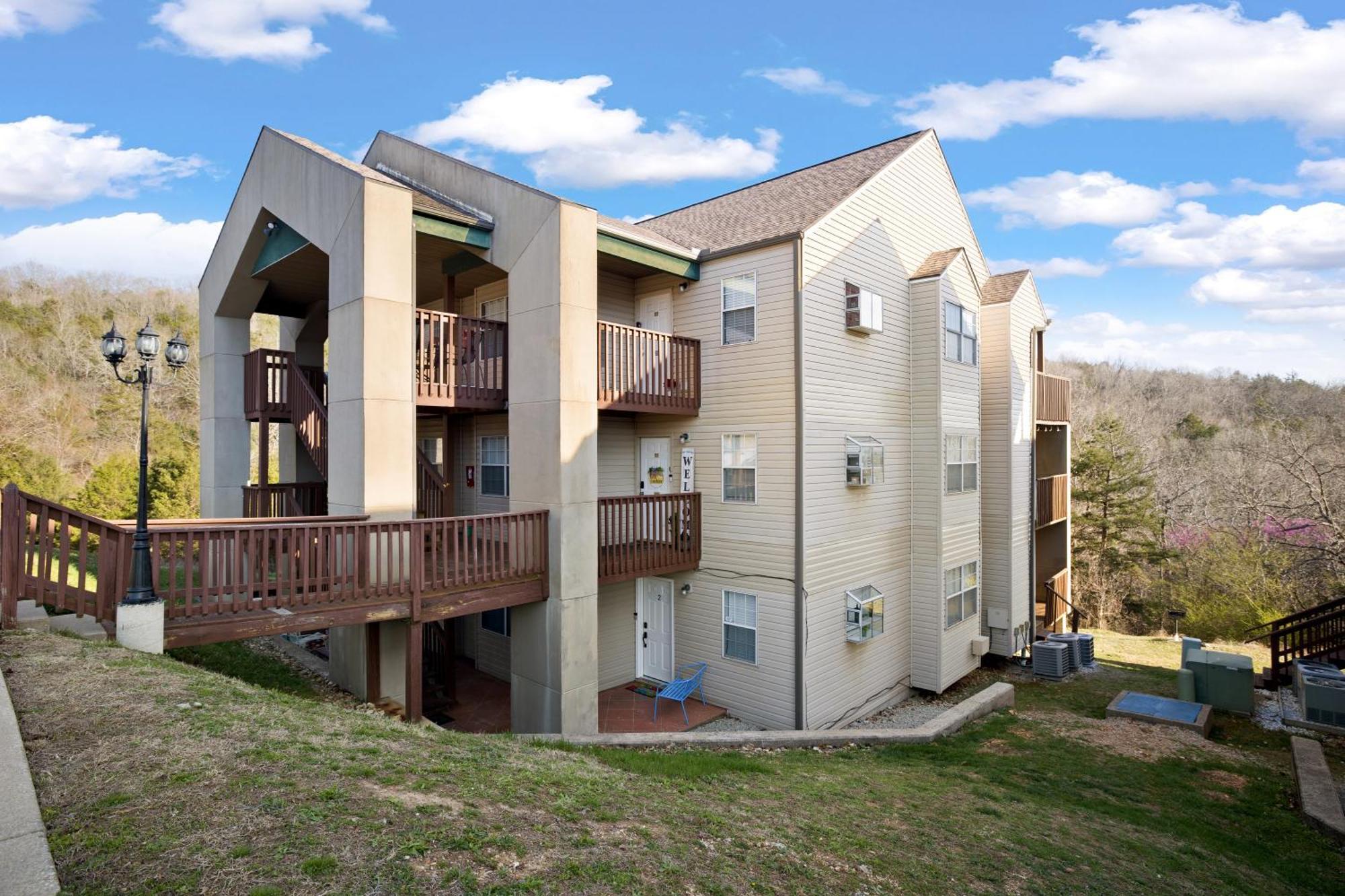 Walk-in, No Stairs Condo, Pets Welcome, 4 Mins To Silver Dollar City, 14 Mins To Ball Park Of America, Amazing Ozark Mountian Views * Branson