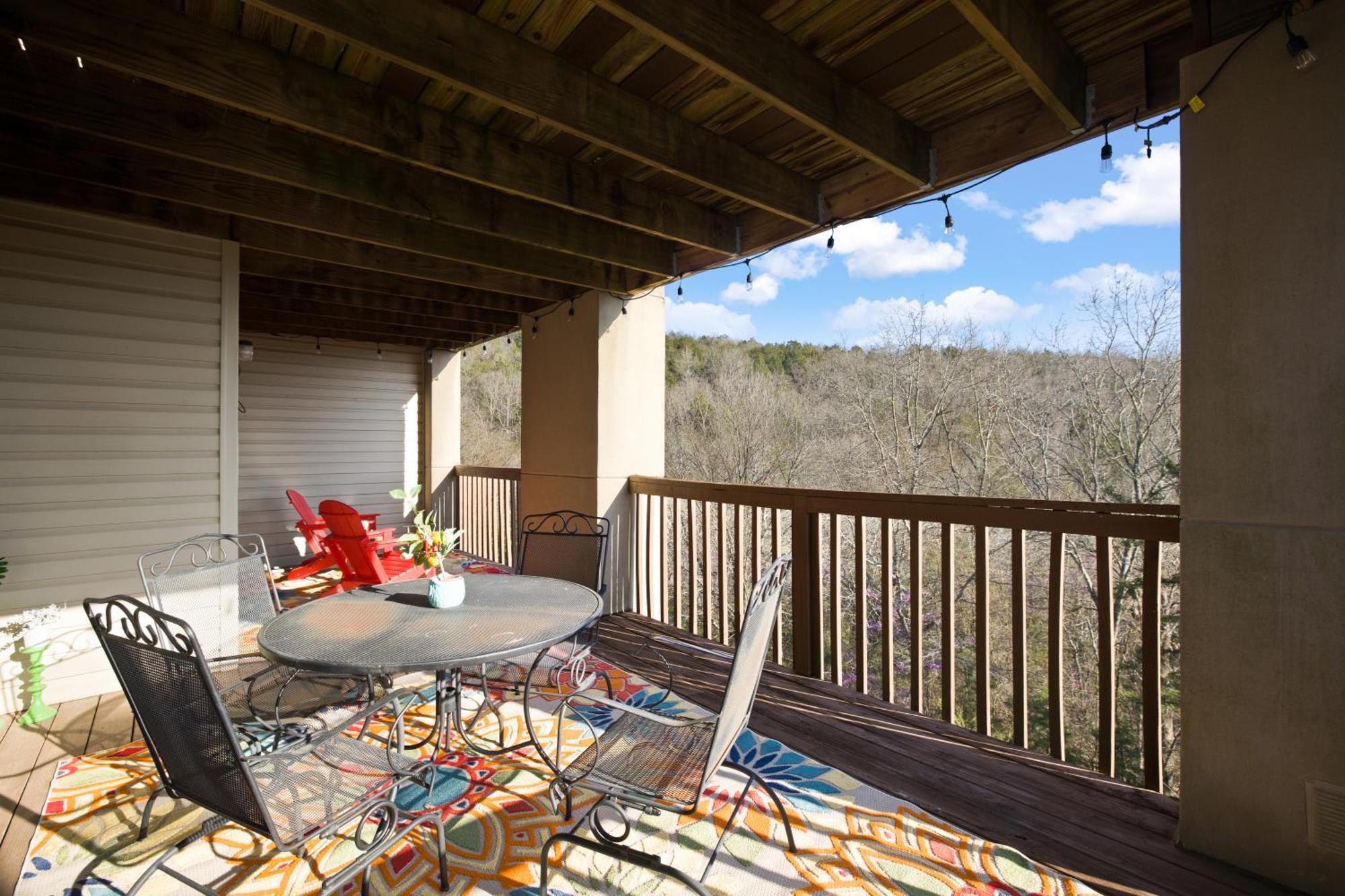 Walk-in, No Stairs Condo, Pets Welcome, 4 Mins To Silver Dollar City, 14 Mins To Ball Park Of America, Amazing Ozark Mountian Views *