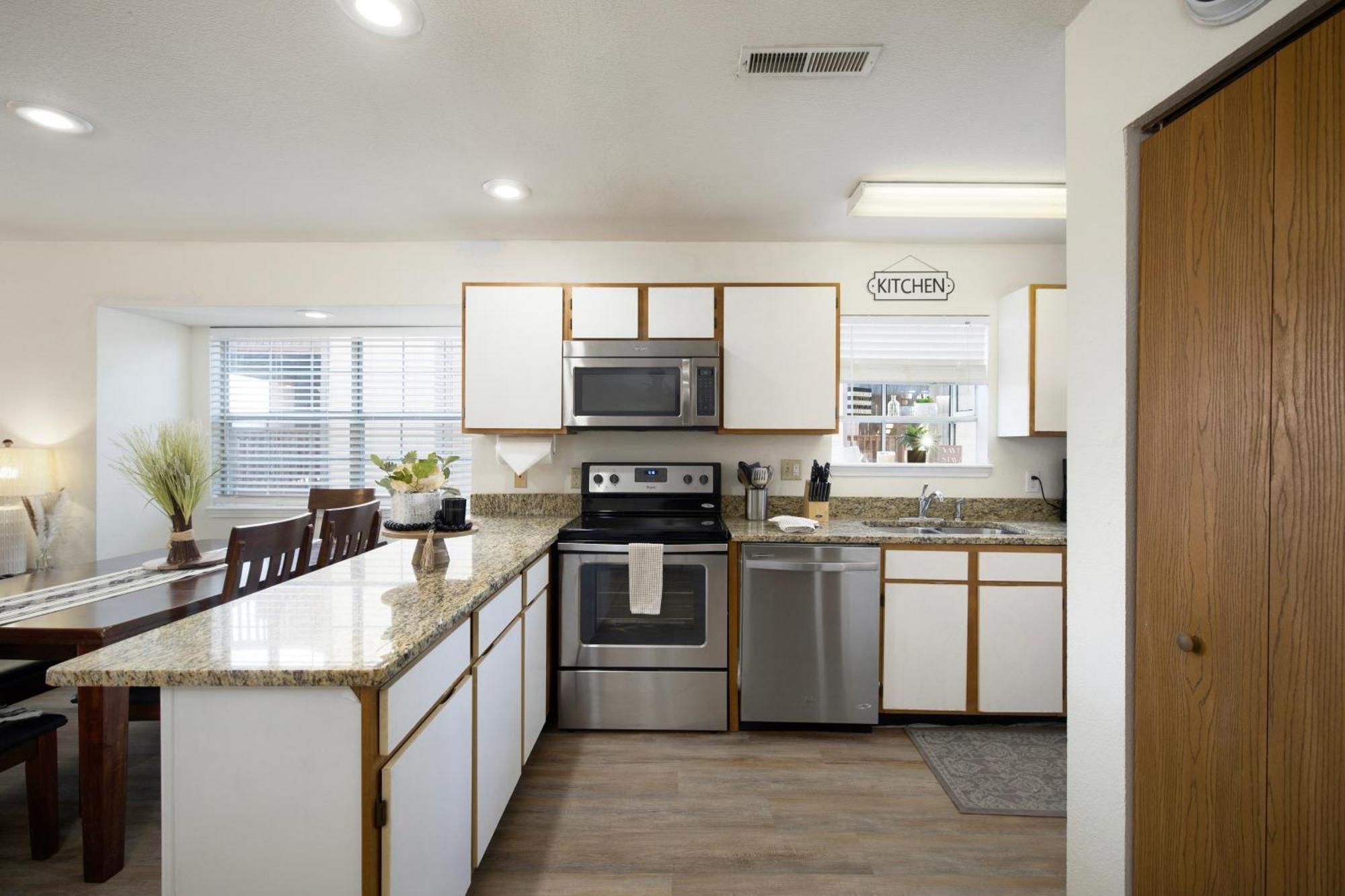 Apartment Walk-in, No Stairs Condo, Pets Welcome, 4 Mins To Silver Dollar City, 14 Mins To Ball Park Of America, Amazing Ozark Mountian Views Branson