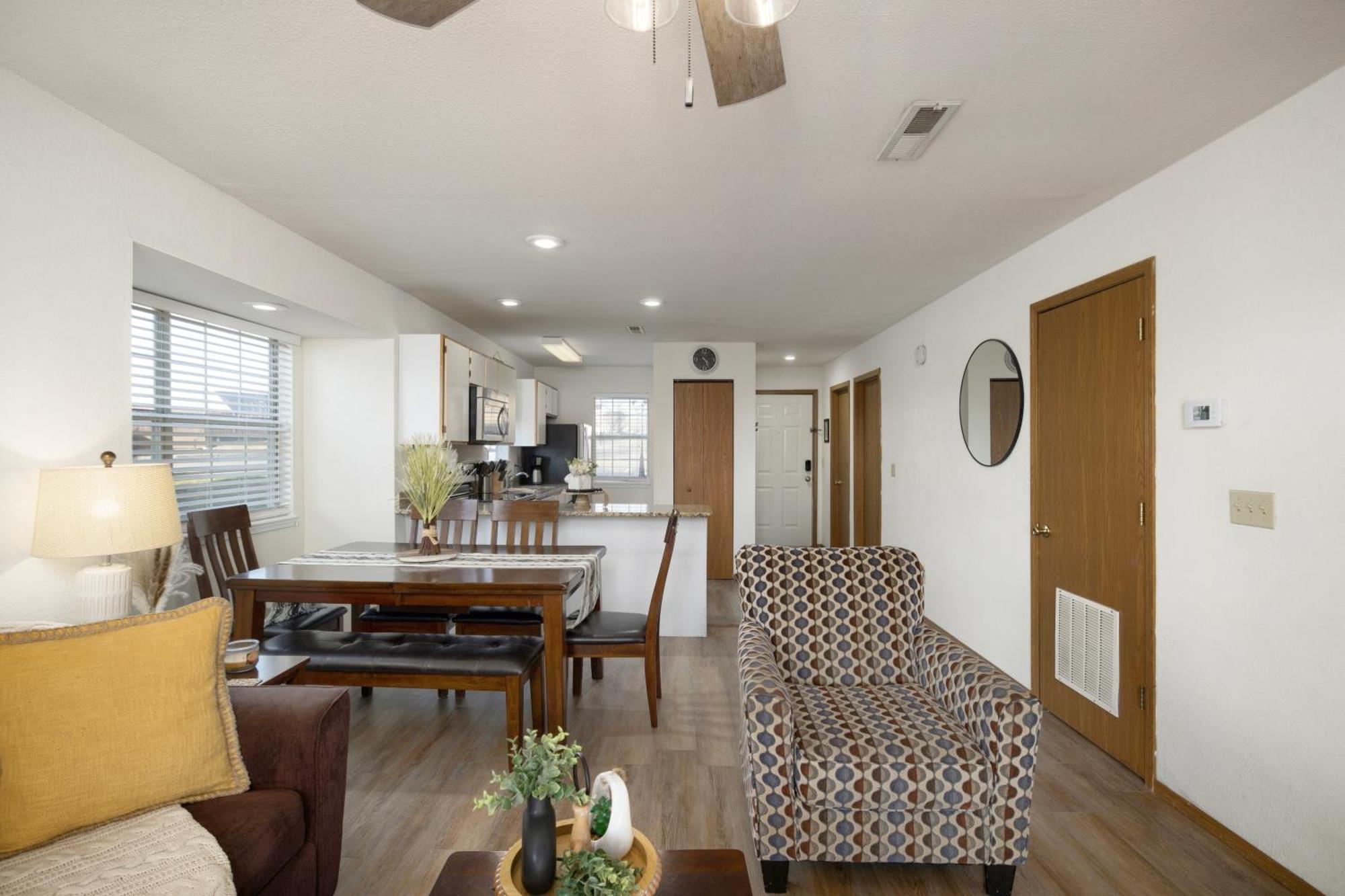 Walk-in, No Stairs Condo, Pets Welcome, 4 Mins To Silver Dollar City, 14 Mins To Ball Park Of America, Amazing Ozark Mountian Views *