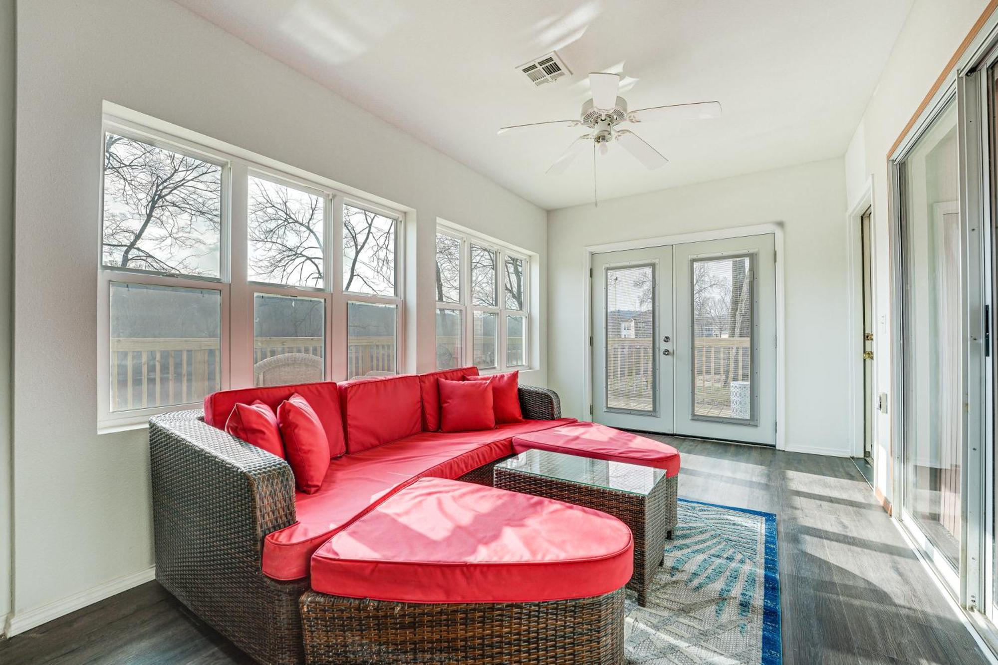 Apartment Waterfront Gem With Sunroom Less Than 4 Mi To Beach!