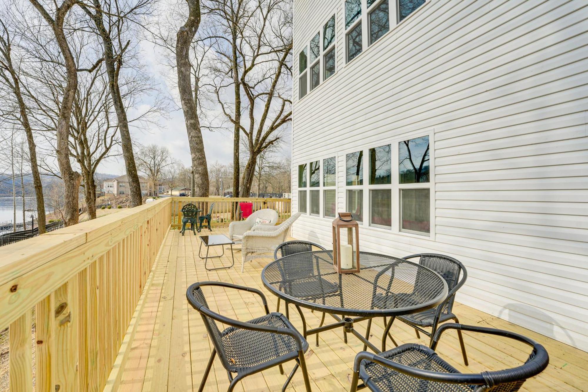 Apartment Waterfront Gem With Sunroom Less Than 4 Mi To Beach!