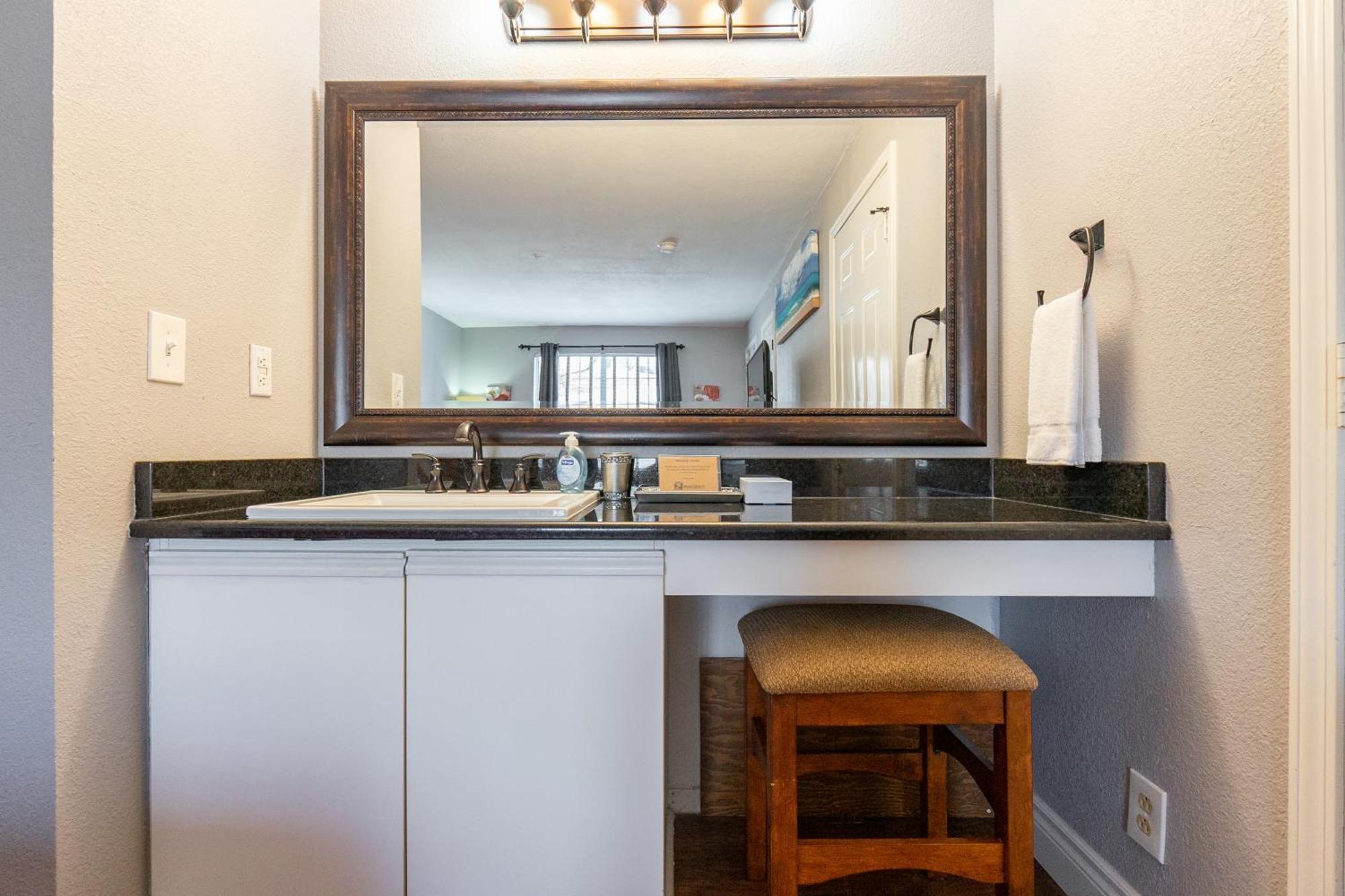 2br Walk-in - Near The 76 Strip - Free Wifi - Pool - Free Tickets Included - Clb-3 *