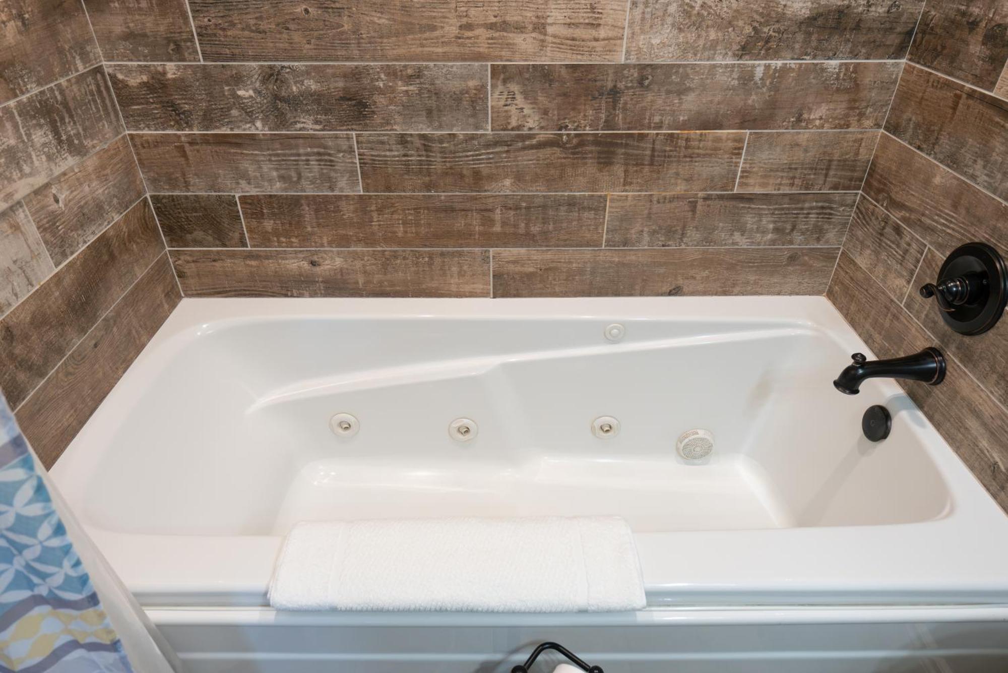 2br Walk-in - Near The 76 Strip - Free Wifi - Pool - Free Tickets Included - Clb-3 Branson