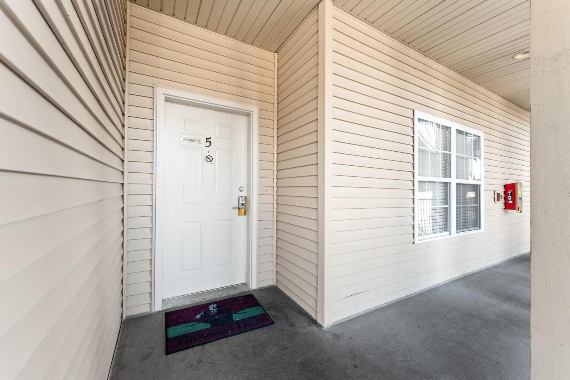 Thousand Hills Golf View Walkin With Elevator And Close To 76 Apartment