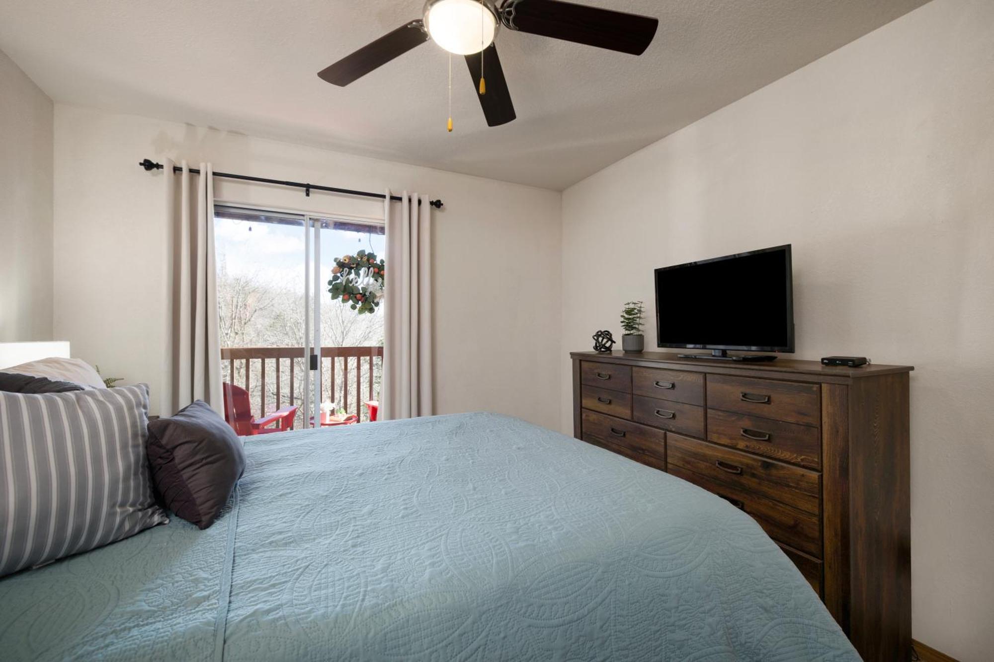 Walk-in, No Stairs Condo, Pets Welcome, 4 Mins To Silver Dollar City, 14 Mins To Ball Park Of America, Amazing Ozark Mountian Views Branson