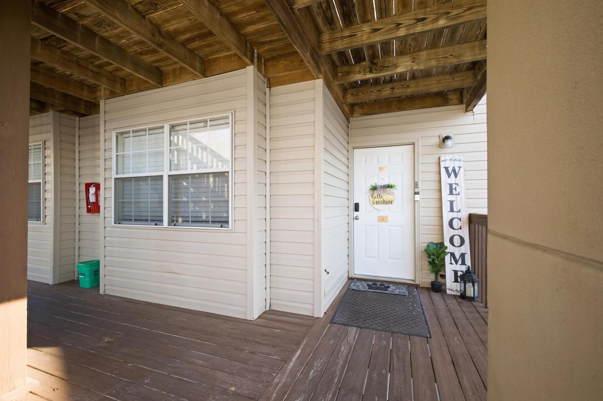 Walk-in, No Stairs Condo, Pets Welcome, 4 Mins To Silver Dollar City, 14 Mins To Ball Park Of America, Amazing Ozark Mountian Views Apartment *