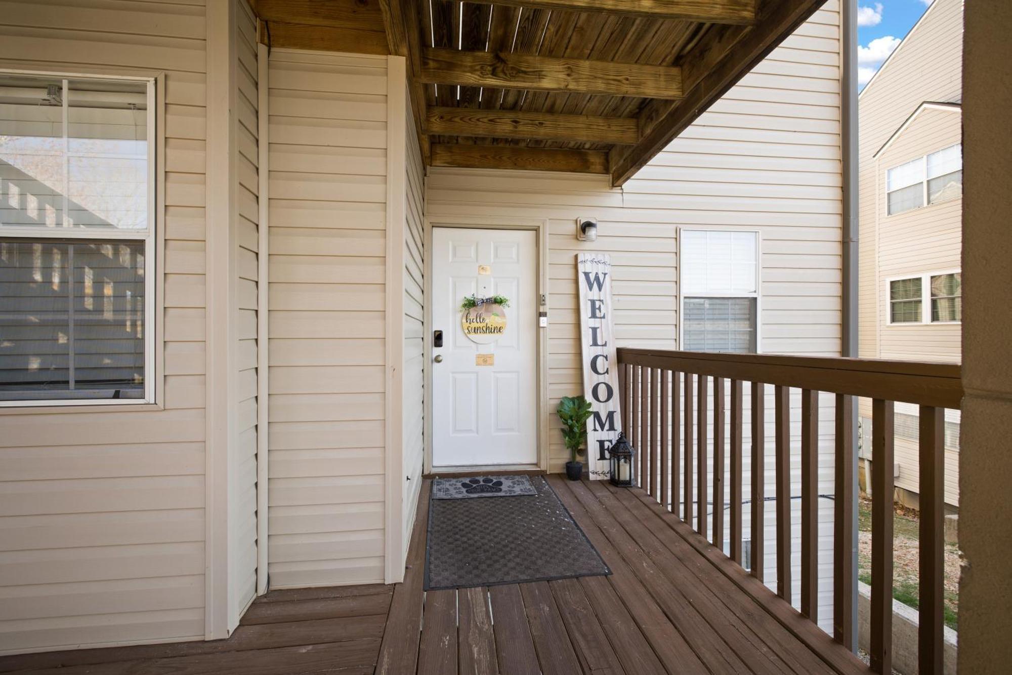 Apartment Walk-in, No Stairs Condo, Pets Welcome, 4 Mins To Silver Dollar City, 14 Mins To Ball Park Of America, Amazing Ozark Mountian Views Branson