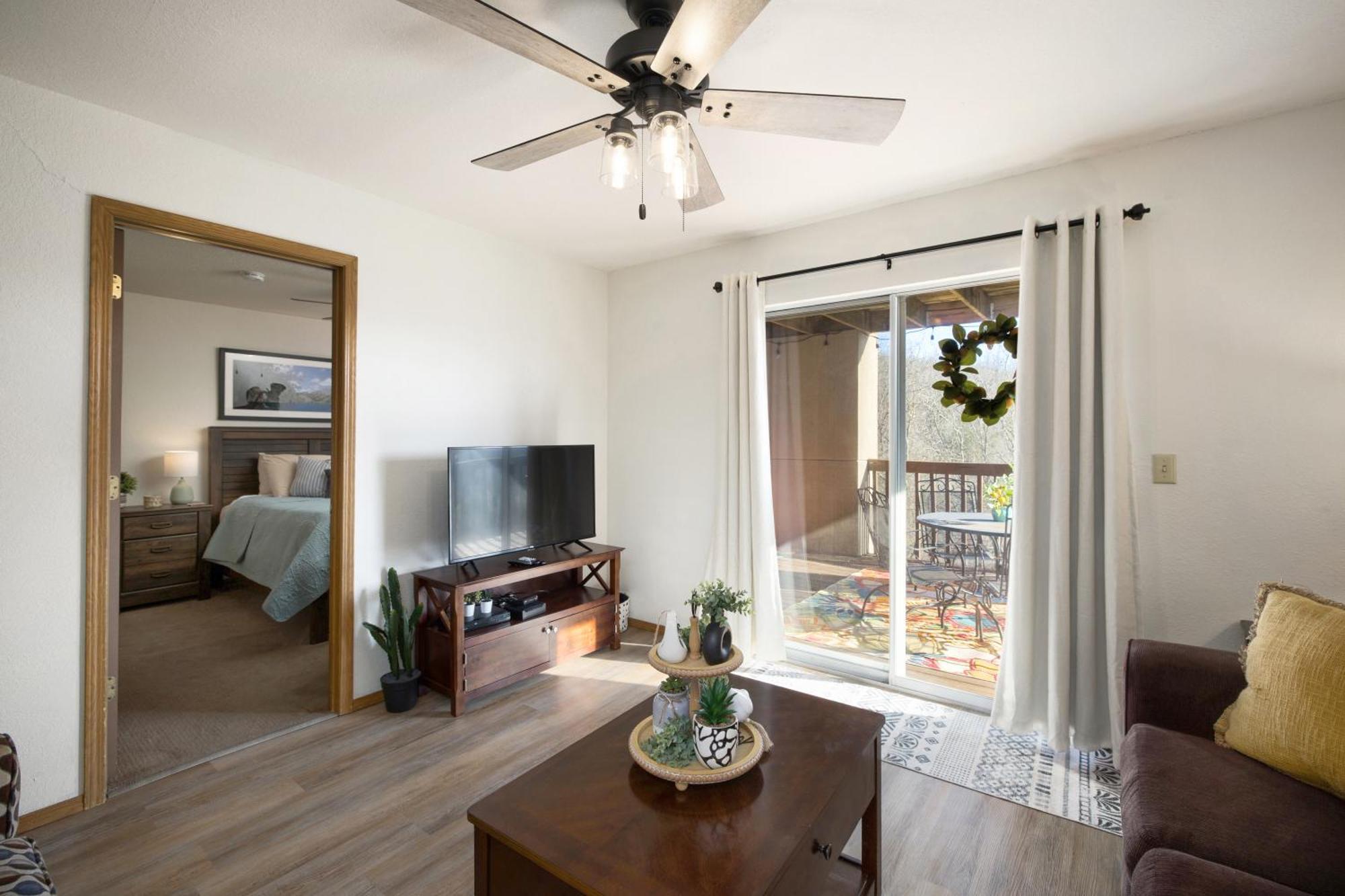 Walk-in, No Stairs Condo, Pets Welcome, 4 Mins To Silver Dollar City, 14 Mins To Ball Park Of America, Amazing Ozark Mountian Views Apartment Branson