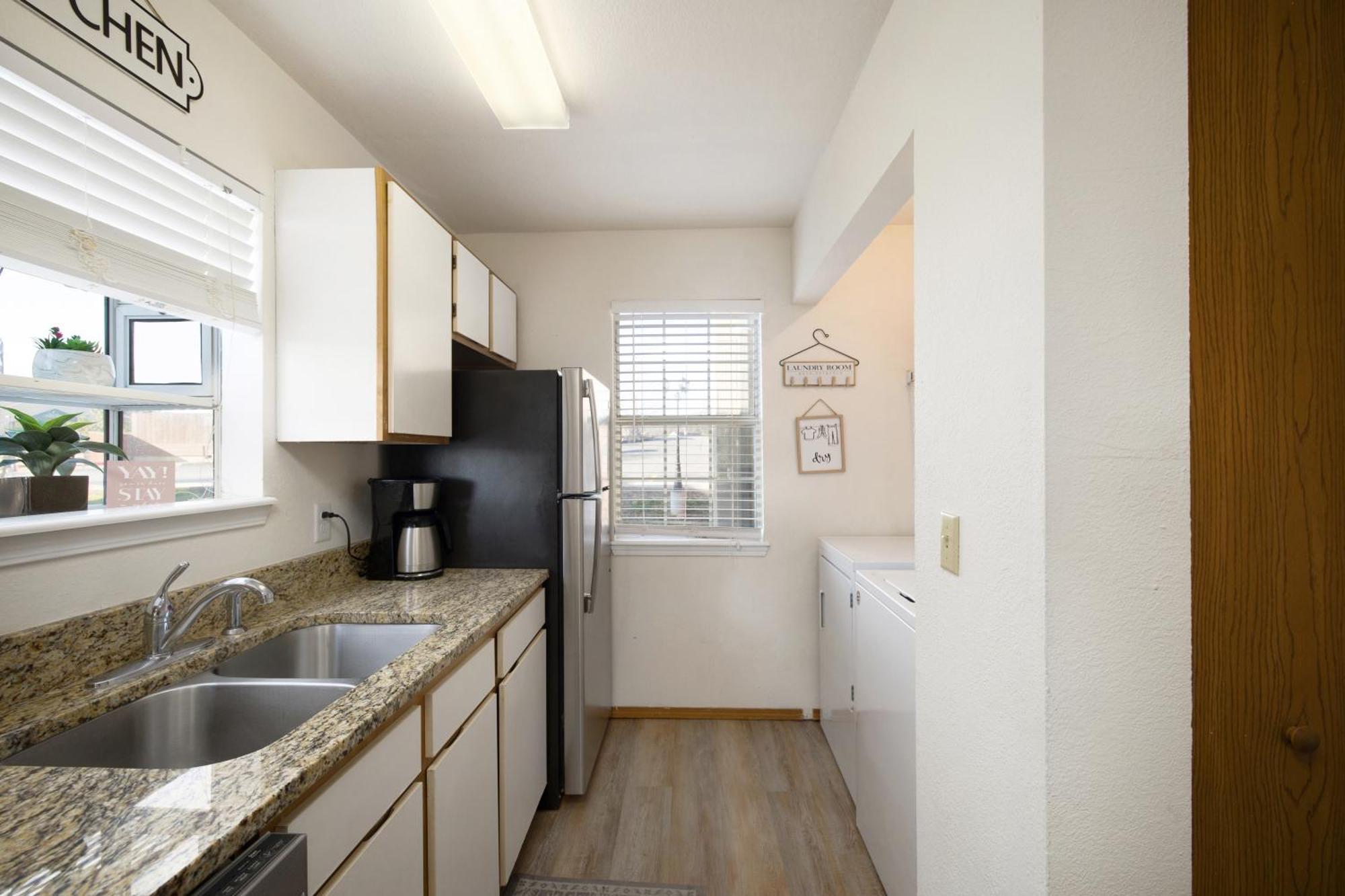 Walk-in, No Stairs Condo, Pets Welcome, 4 Mins To Silver Dollar City, 14 Mins To Ball Park Of America, Amazing Ozark Mountian Views Apartment *