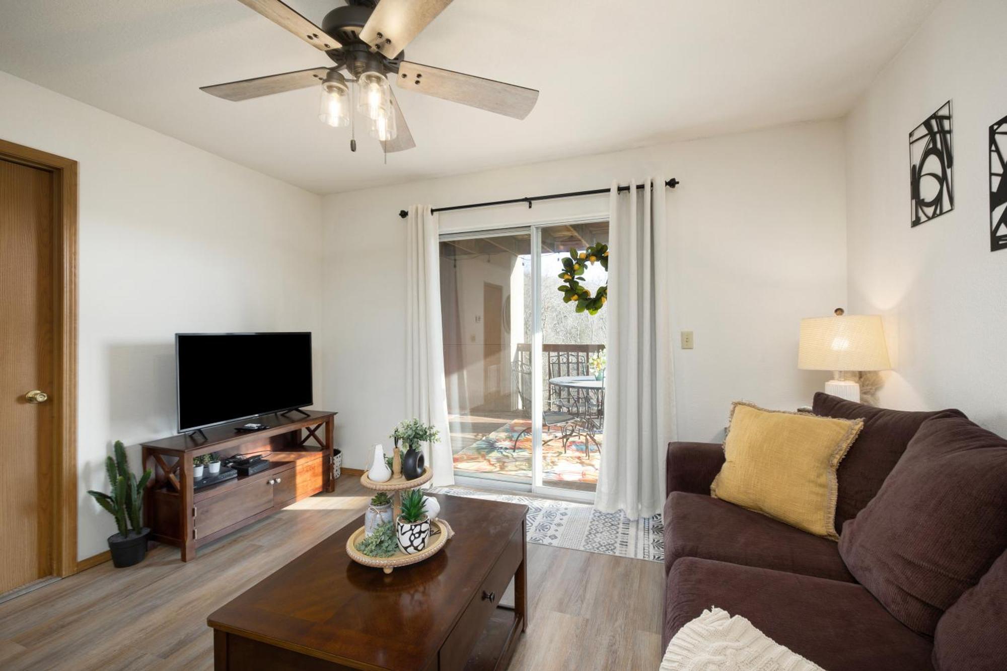 Walk-in, No Stairs Condo, Pets Welcome, 4 Mins To Silver Dollar City, 14 Mins To Ball Park Of America, Amazing Ozark Mountian Views Apartment