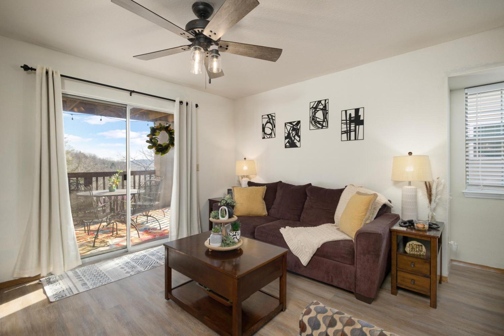 Walk-in, No Stairs Condo, Pets Welcome, 4 Mins To Silver Dollar City, 14 Mins To Ball Park Of America, Amazing Ozark Mountian Views *