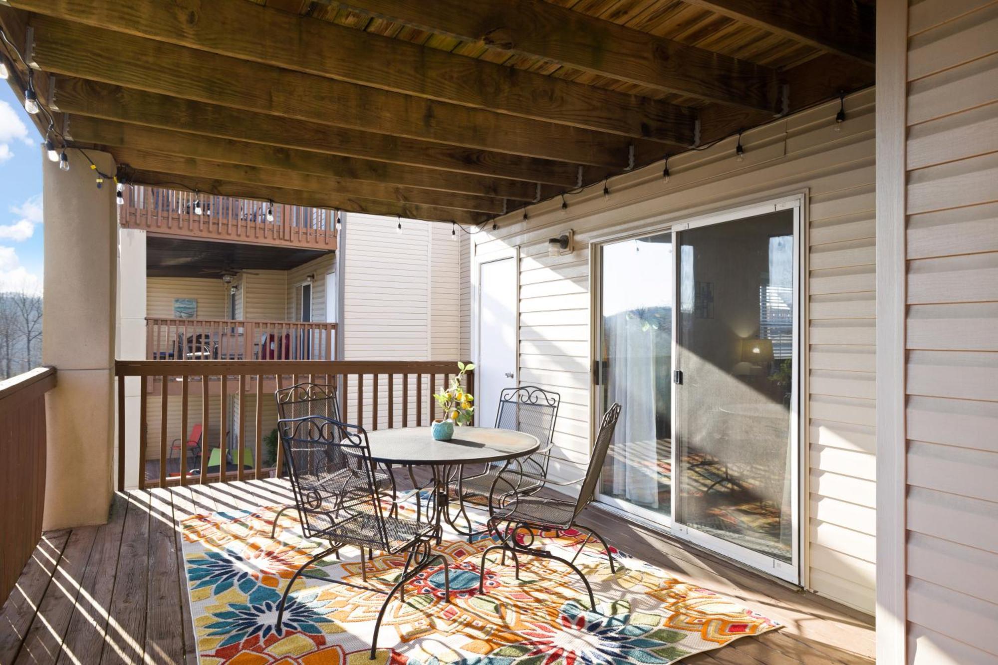 Walk-in, No Stairs Condo, Pets Welcome, 4 Mins To Silver Dollar City, 14 Mins To Ball Park Of America, Amazing Ozark Mountian Views Apartment *
