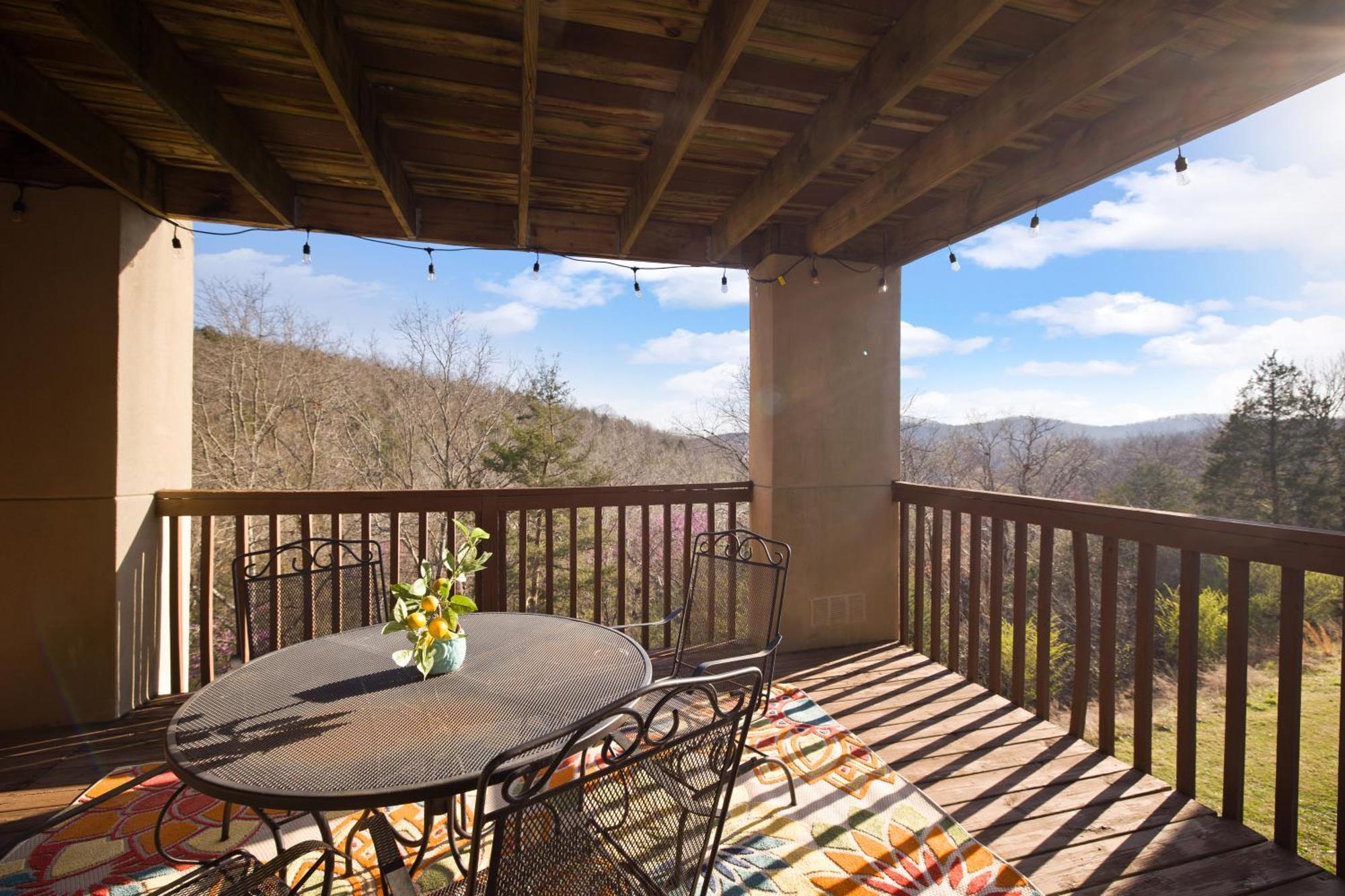 Walk-in, No Stairs Condo, Pets Welcome, 4 Mins To Silver Dollar City, 14 Mins To Ball Park Of America, Amazing Ozark Mountian Views * Branson