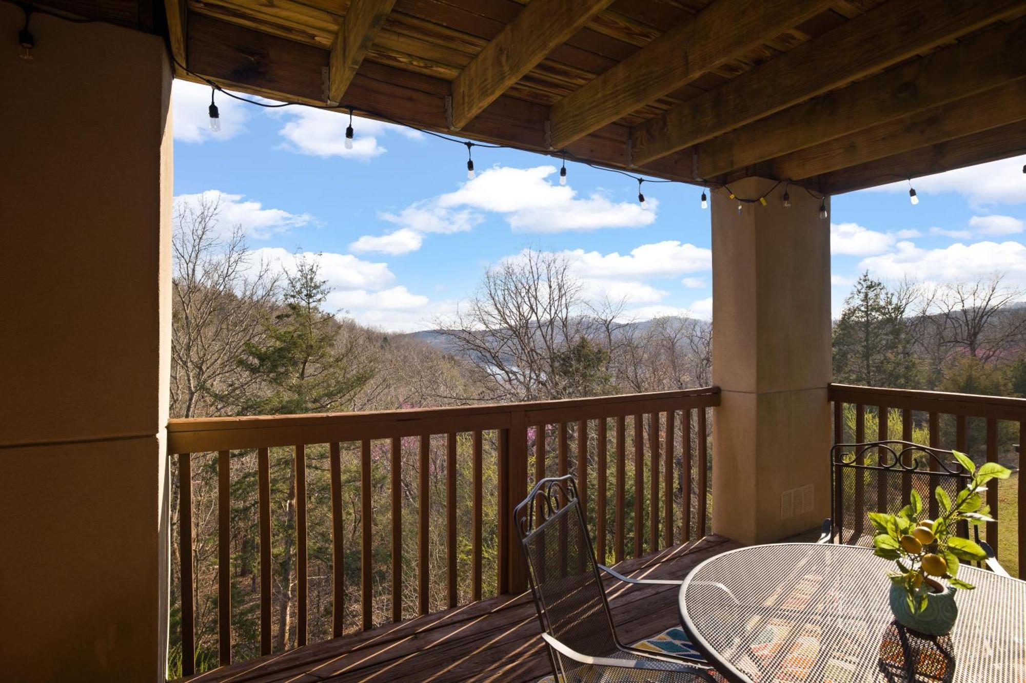 Apartment Walk-in, No Stairs Condo, Pets Welcome, 4 Mins To Silver Dollar City, 14 Mins To Ball Park Of America, Amazing Ozark Mountian Views
