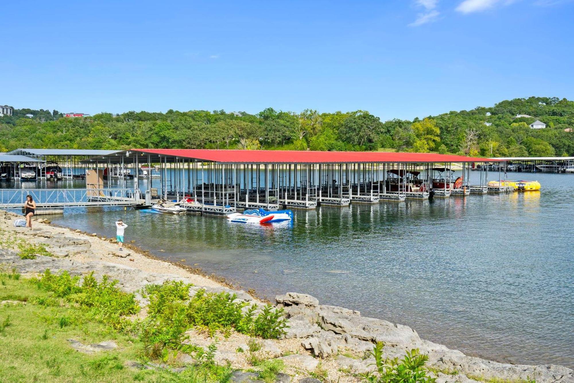 Happiness Within - Lakefront Holiday home Branson