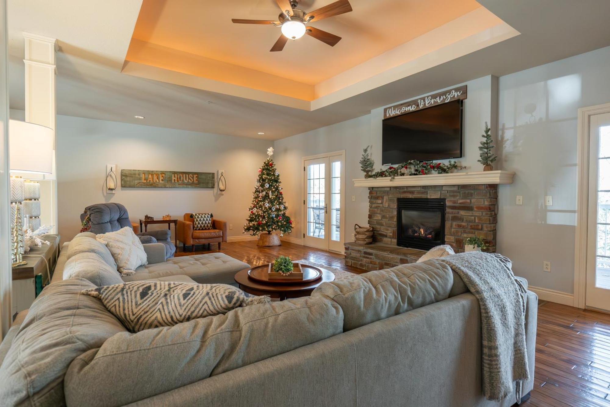 4bd Walk-in - Large Deck - Golf Course - Pool - Free Attraction Tickets Included - V120 Holiday home